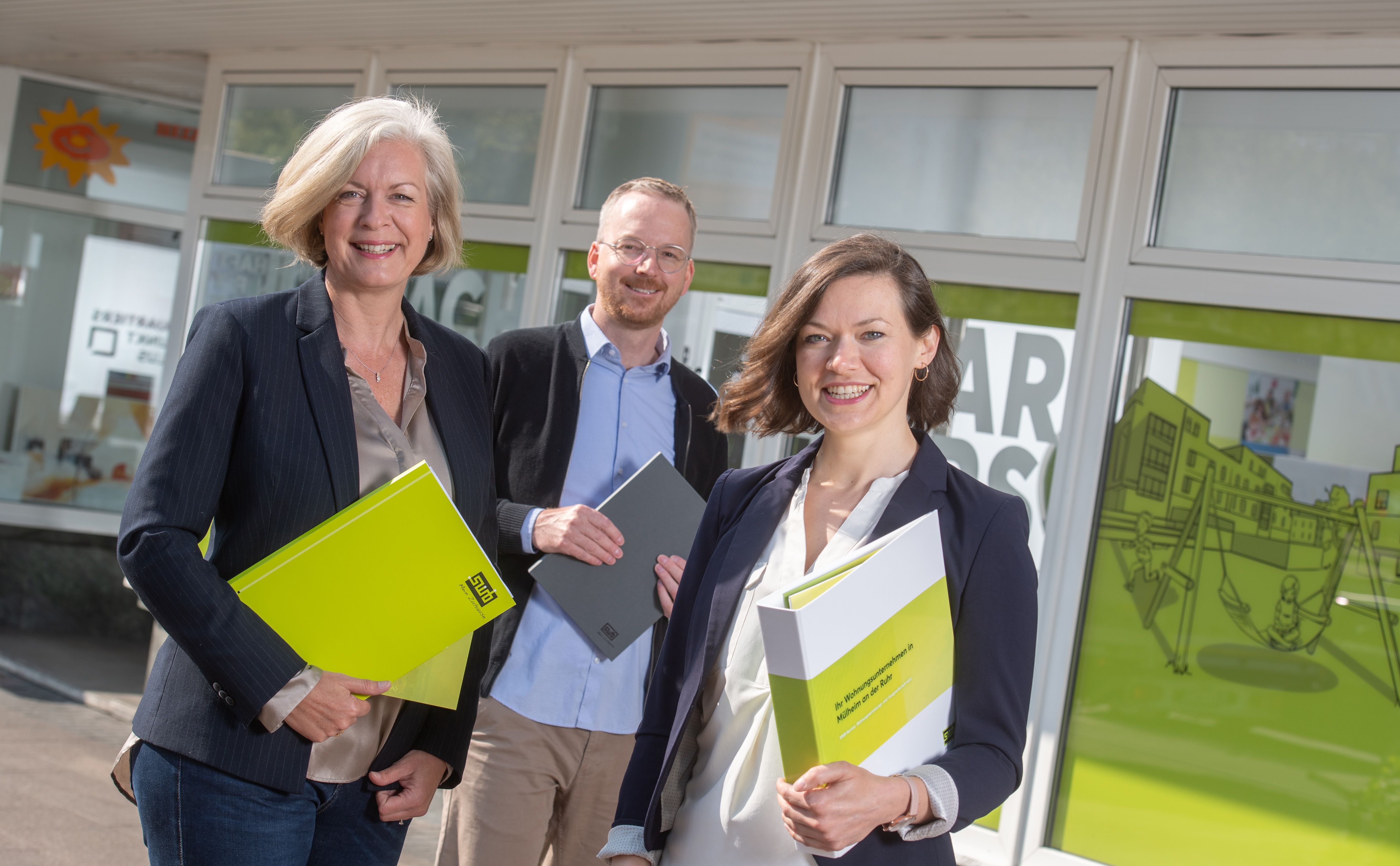 (v.l.): Birgit Syring, Michael Moldenhauer und Anna Schewerda kümmern sich bei der SWB um die Entwicklung guter Nachbarschaften. Foto: SWB/PR-Fotografie Köhring